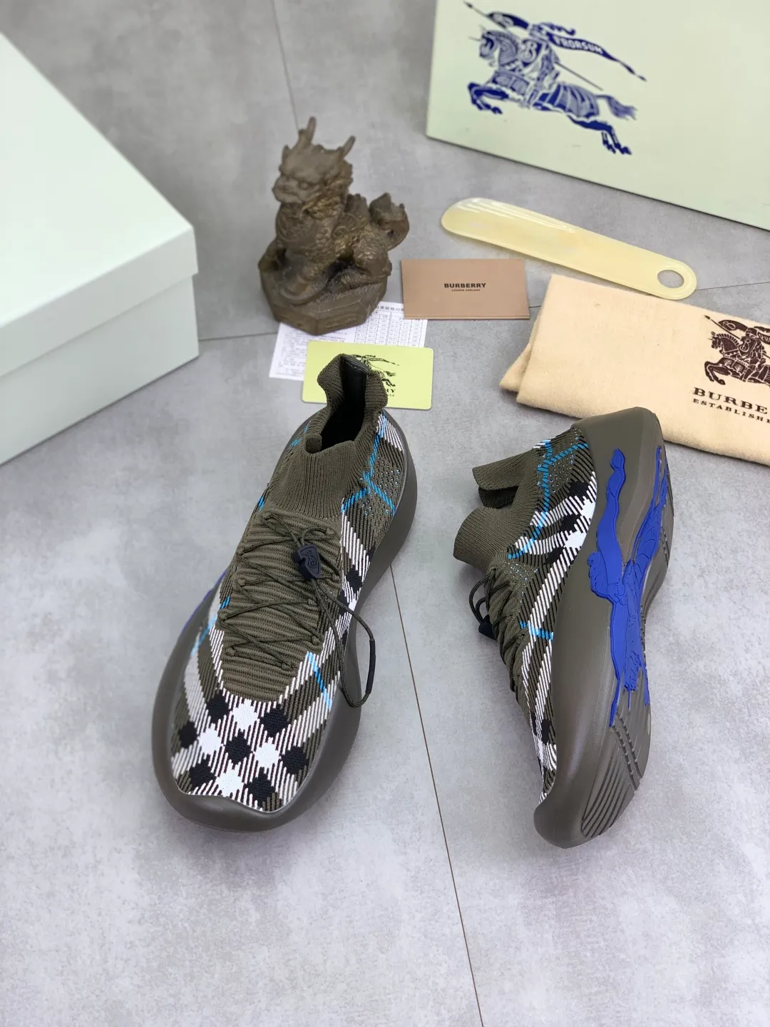 Men's Men's Shoes 💰P620 💰【New Style】Top Version 🆘【Burberry】New Burberry Fly Knit Shoes are now available with perfect workmanship! 🔥Perfect shape and top quality🙈Non-slip and wear-resistant high-end rubber outsole👣Versatile and comfortable shoes, standard size: 39-45 (customized 38-46) 2️⃣colors available Top-quality packaging